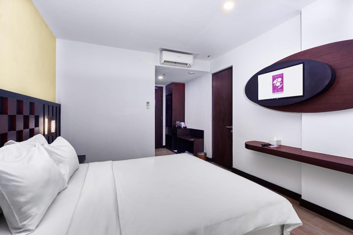 Grand Orchid Hotel Yogyakarta Maguwo Exterior photo