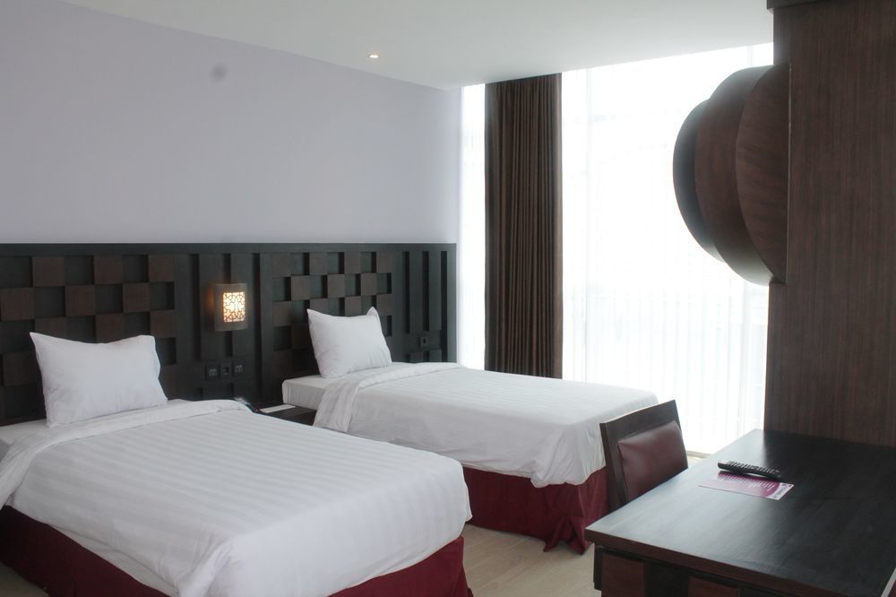 Grand Orchid Hotel Yogyakarta Maguwo Exterior photo